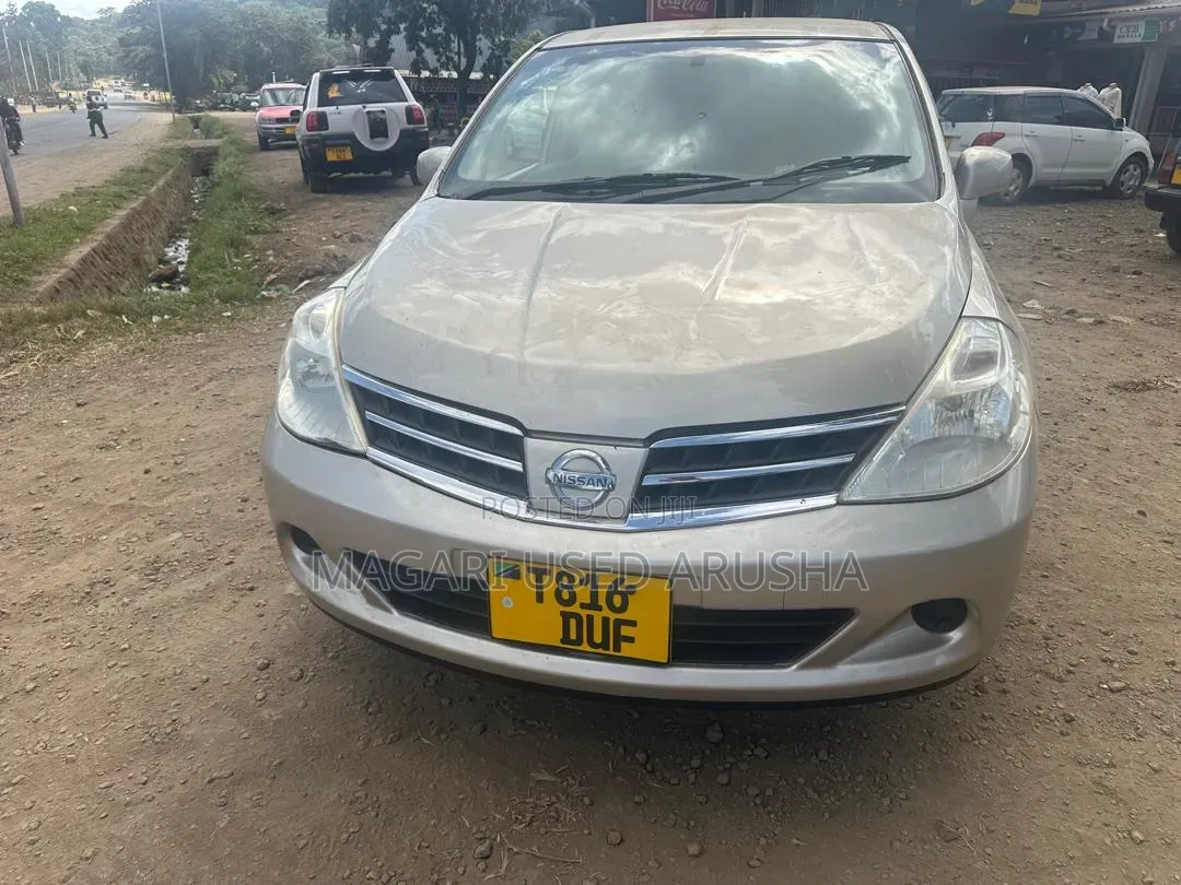 Nissan Tiida 2010 Silver