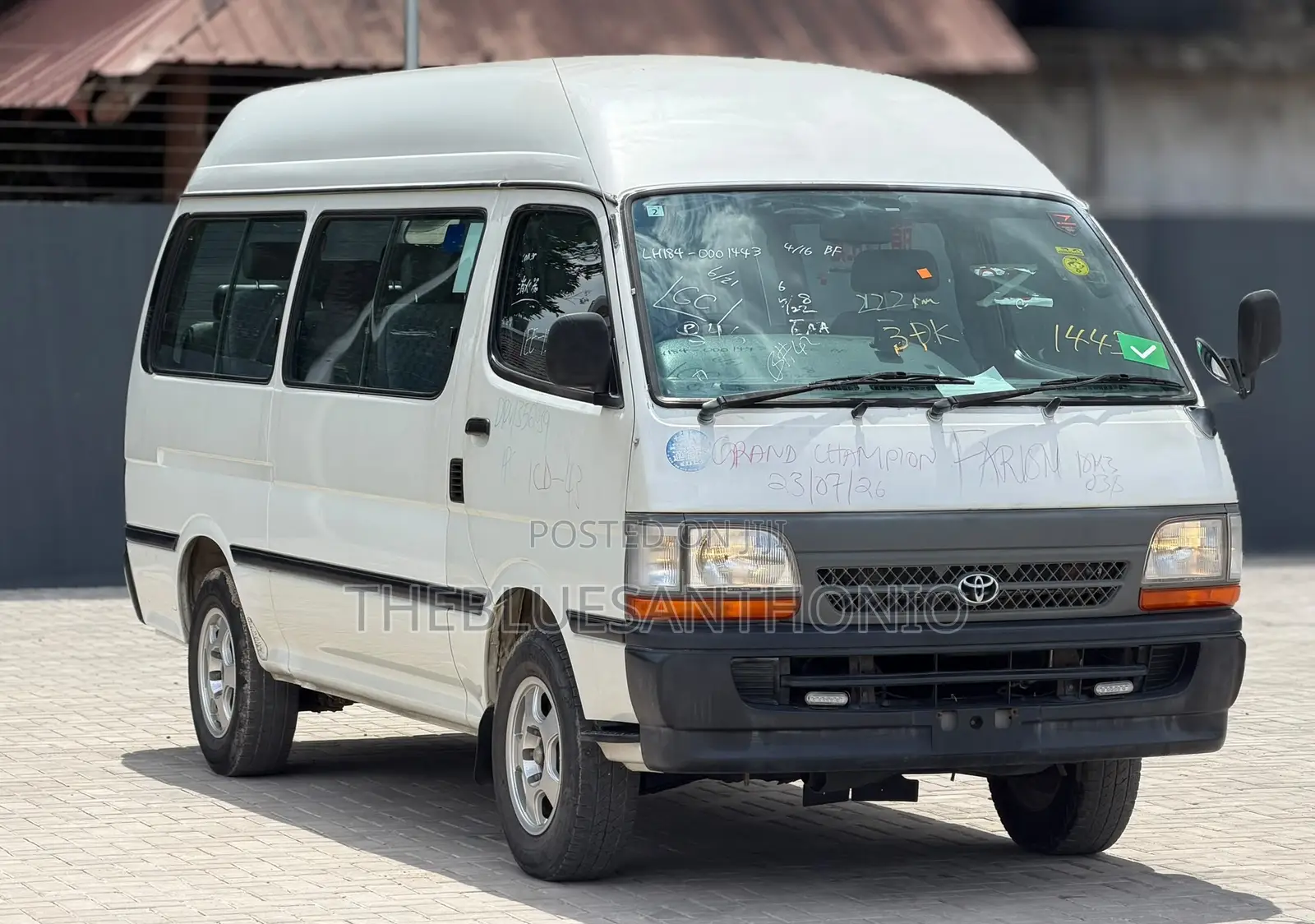 Toyota HiAce 2002 White
