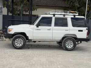 Toyota Land Cruiser 2011 White