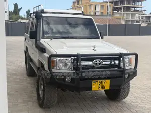 Toyota Land Cruiser 2011 White