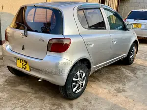 Toyota Vitz 2000 Silver