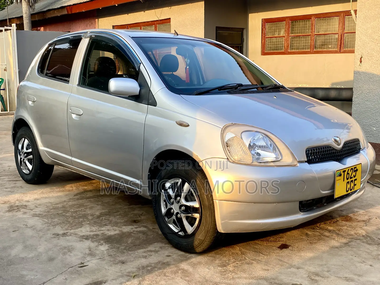 Toyota Vitz 2000 Silver