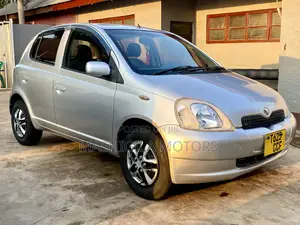 Toyota Vitz 2000 Silver