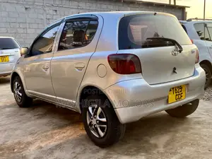 Toyota Vitz 2000 Silver