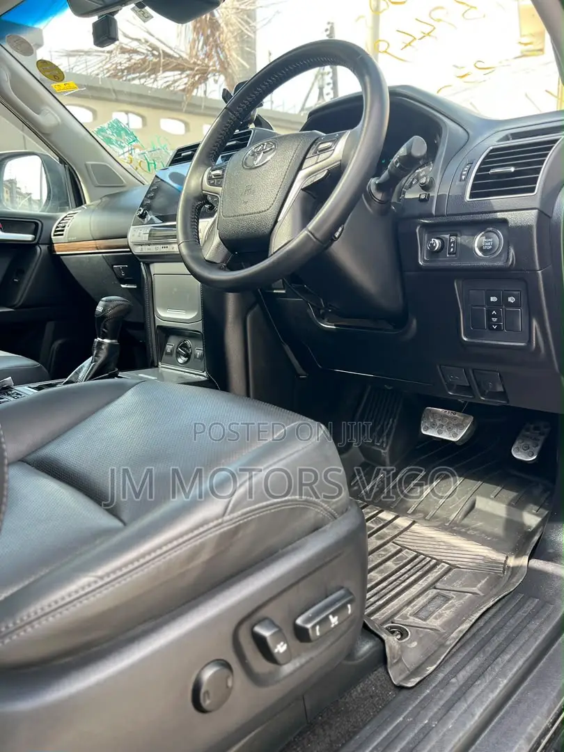 Toyota Land Cruiser Prado 2023 Black