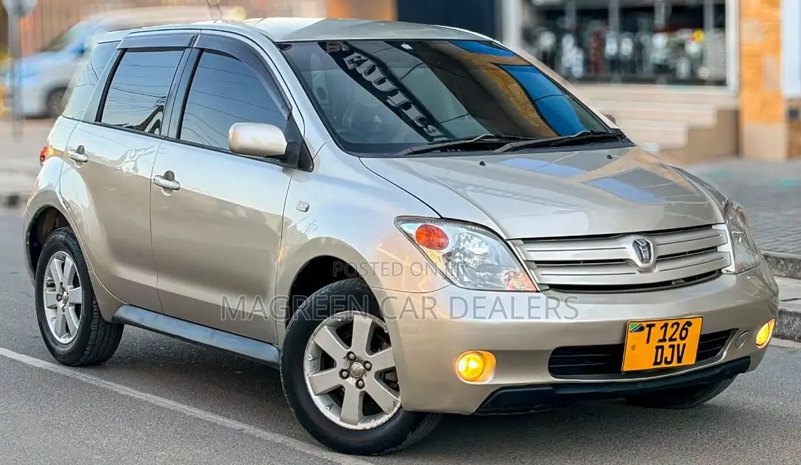 Toyota IST 2005 Gold
