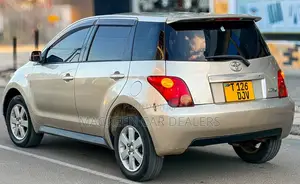 Toyota IST 2005 Gold