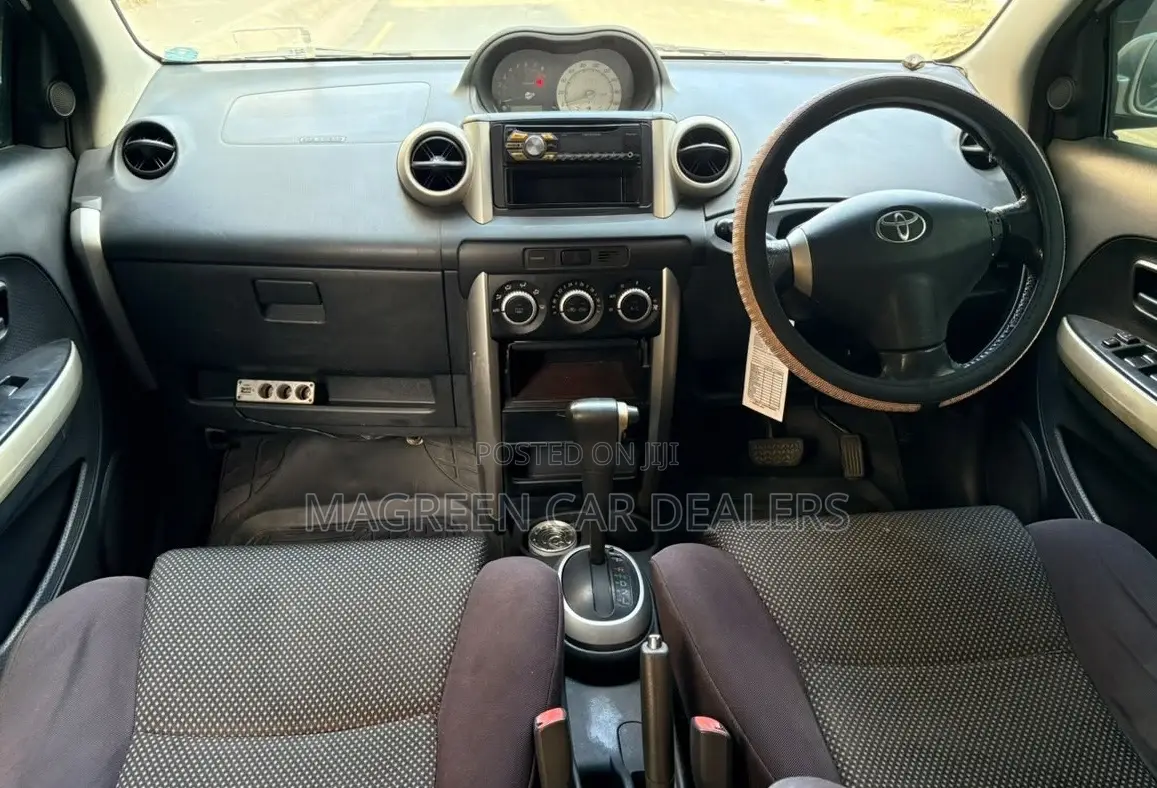 Toyota IST 2004