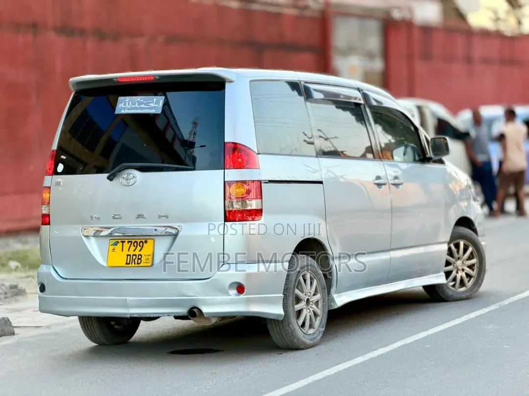 Toyota Noah 2005 Silver