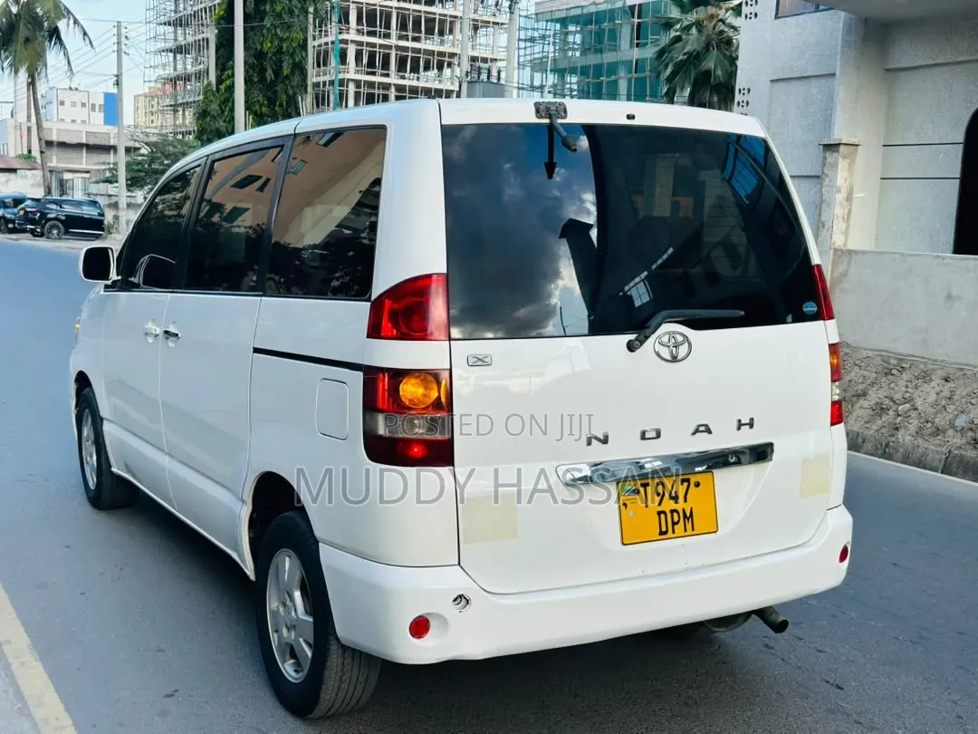 Toyota Noah 2003 White