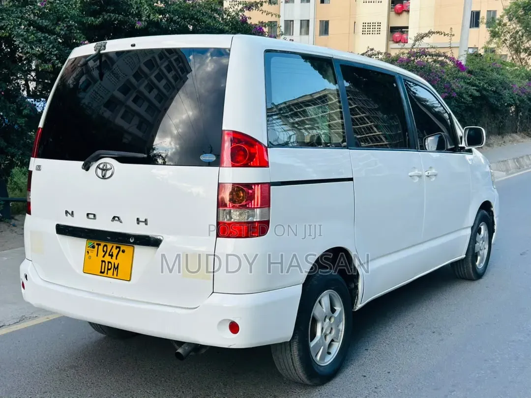 Toyota Noah 2003 White