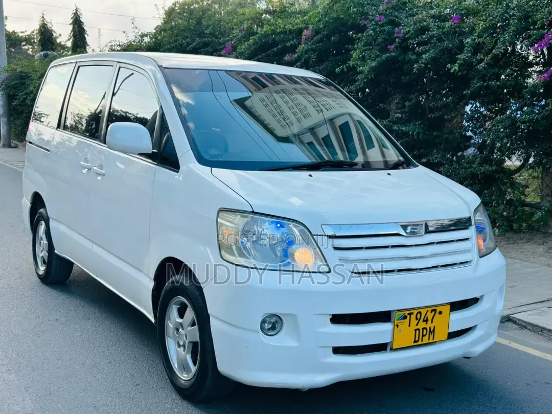 Toyota Noah 2003 White