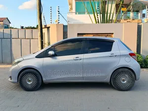 Toyota Vitz 2012 Silver