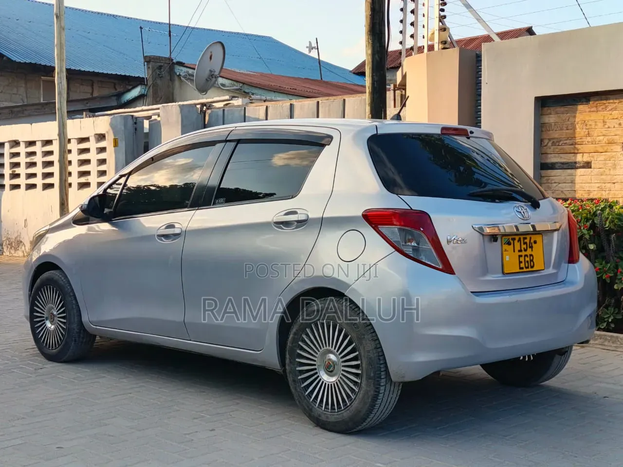 Toyota Vitz 2012 Silver