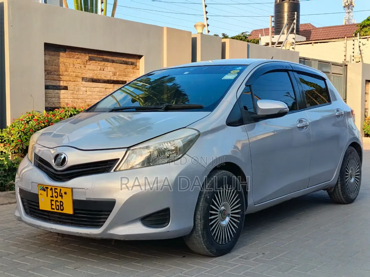 Toyota Vitz 2012 Silver