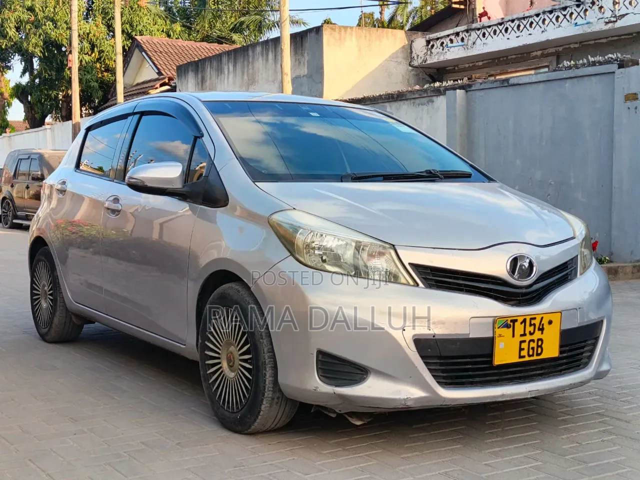 Toyota Vitz 2012 Silver