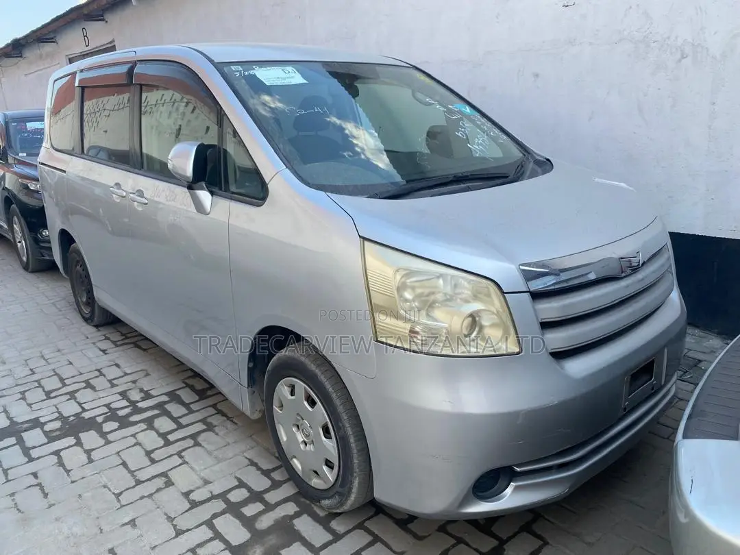 Toyota Noah 2007 Silver