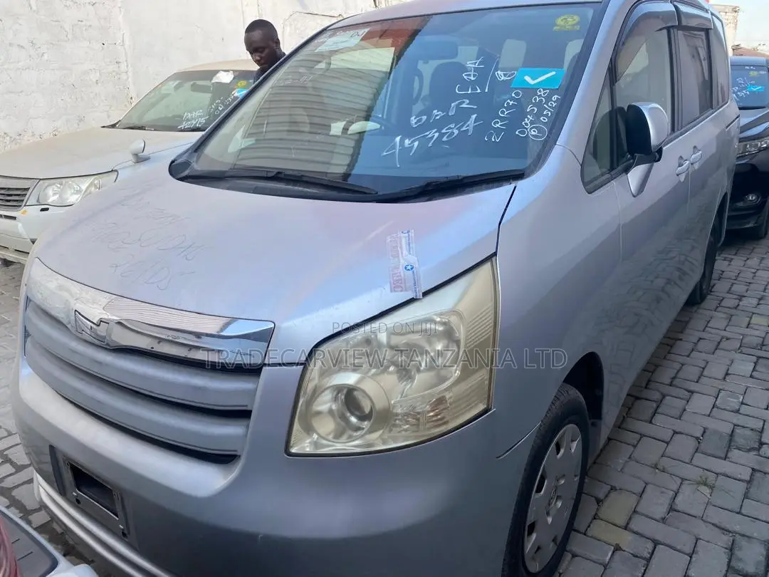 Toyota Noah 2007 Silver