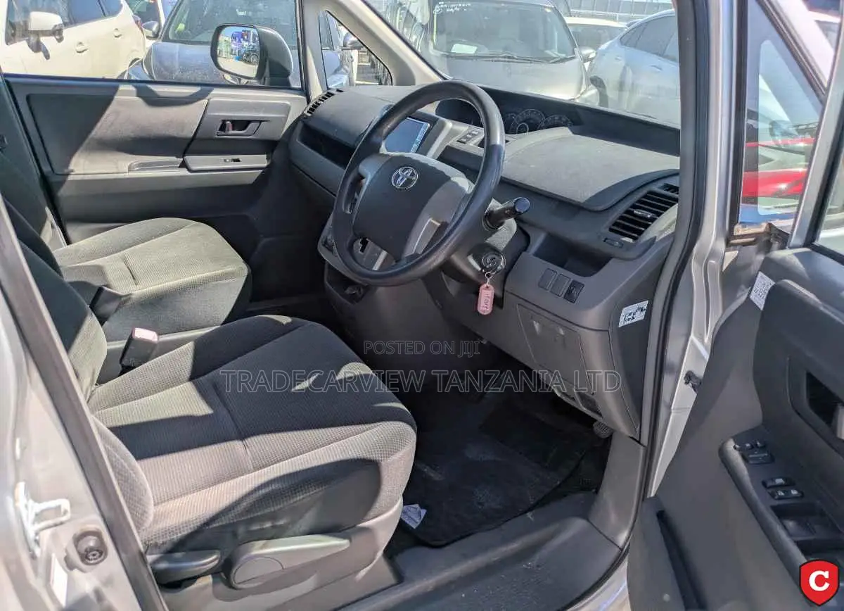 Toyota Noah 2007 Silver