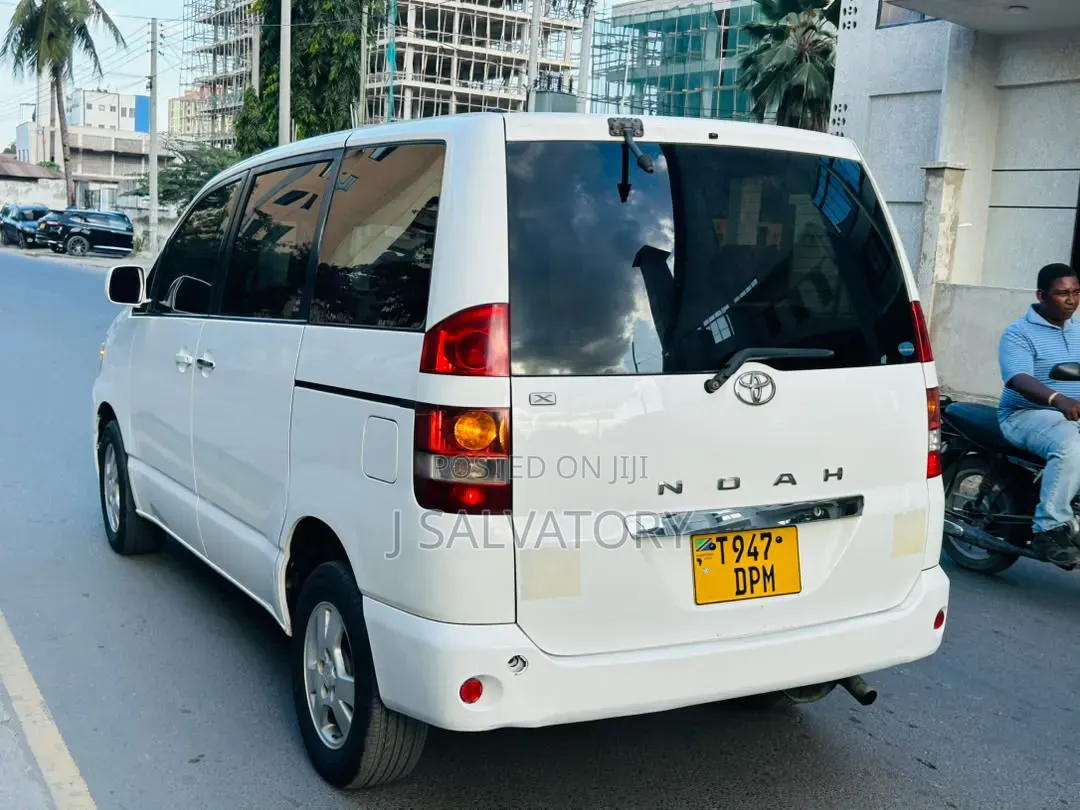 Toyota Noah 2004 White