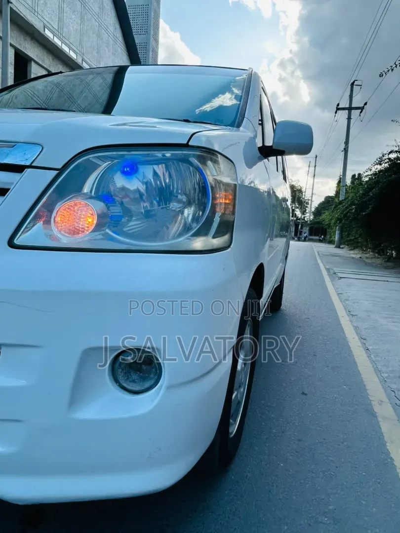 Toyota Noah 2004 White