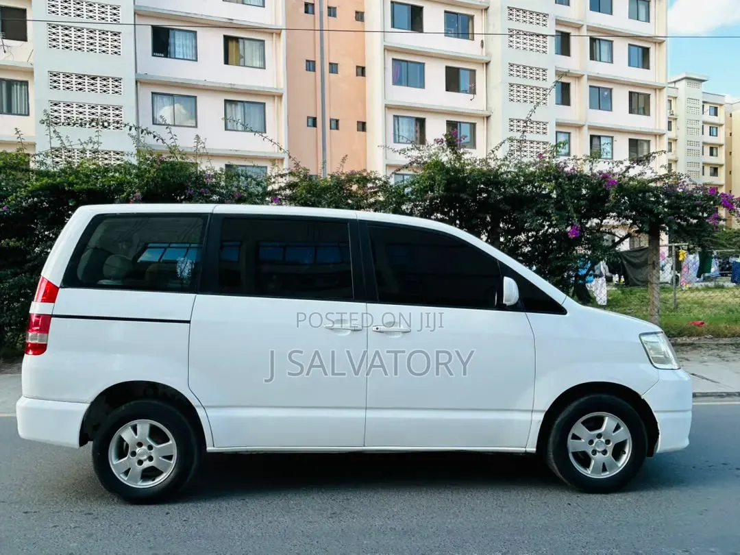 Toyota Noah 2004 White