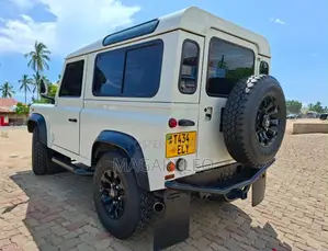 Land Rover Defender Puma 110 2.4 TD 2011 White