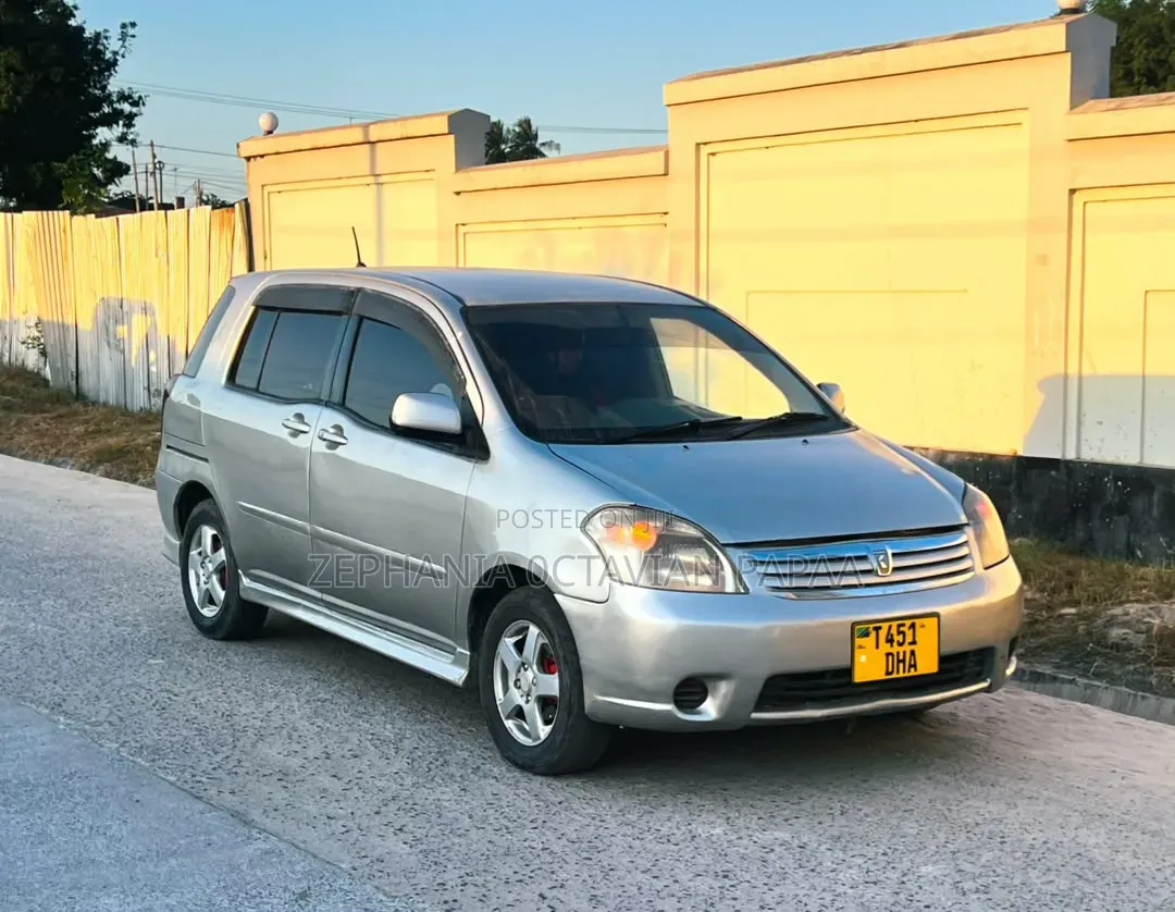 Toyota Raum 2003 Silver