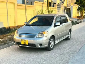 Toyota Raum 2003 Silver