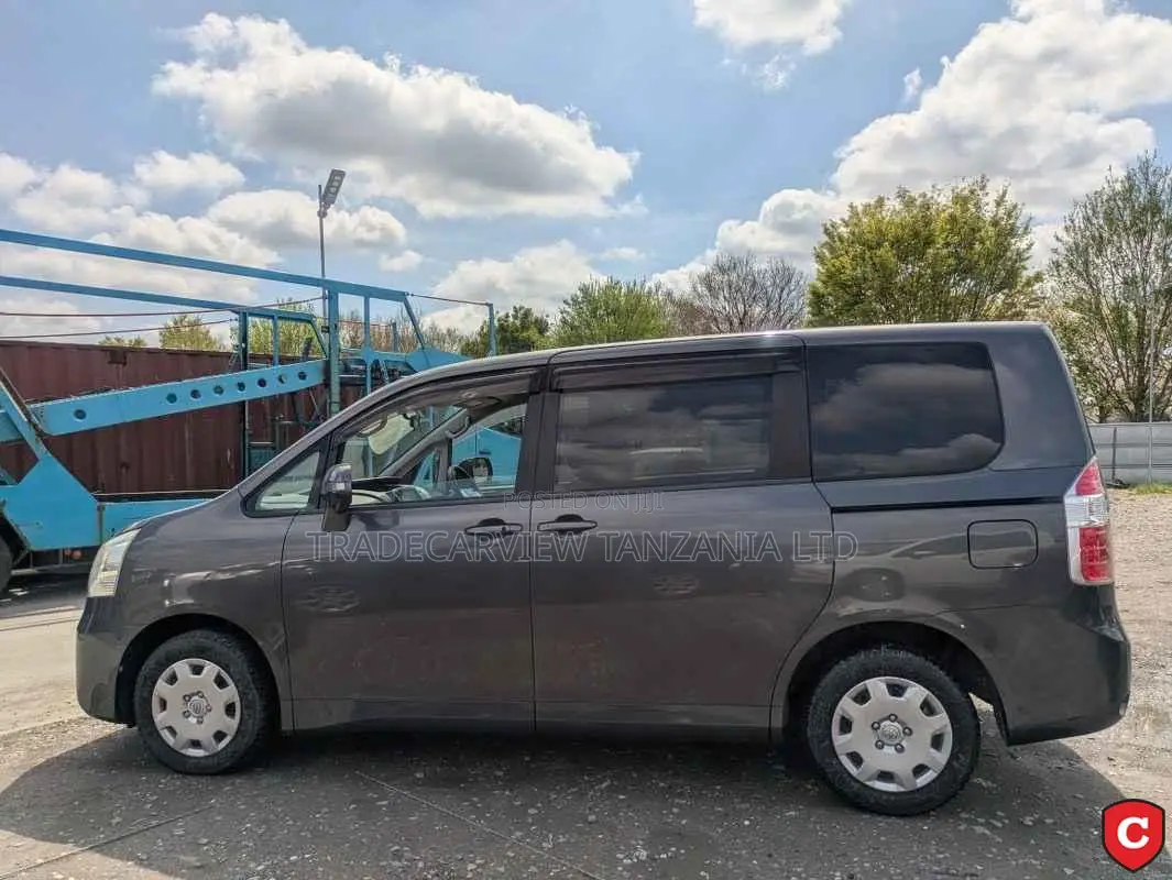 Toyota Noah 2007 Gray