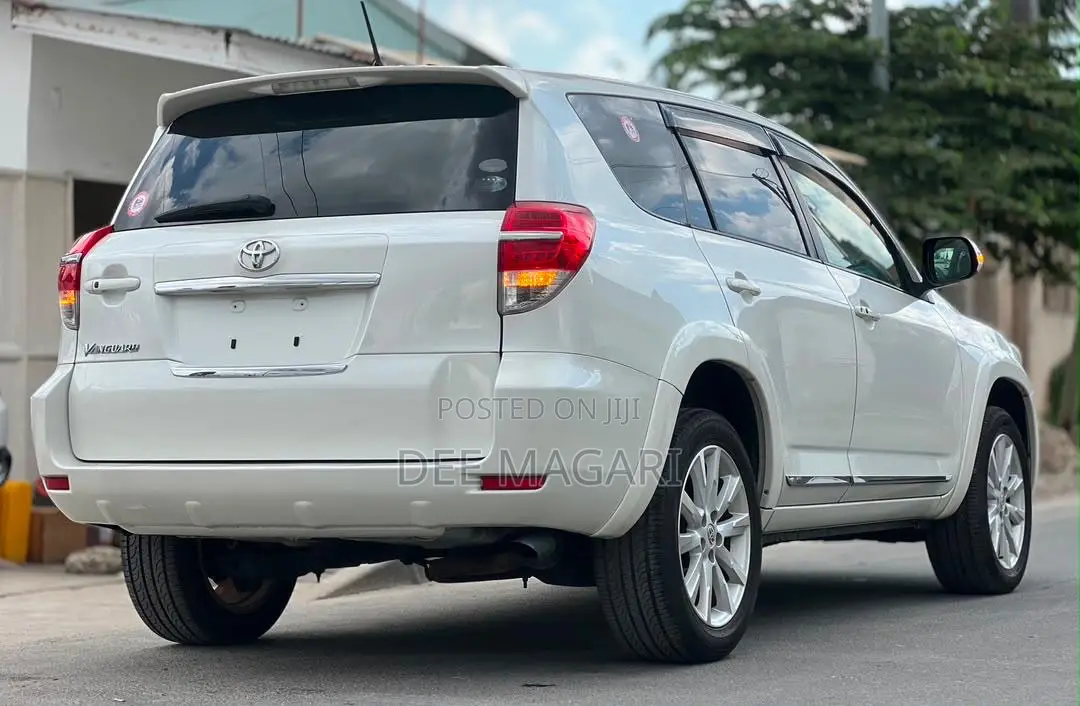 Toyota Vanguard 2011 White