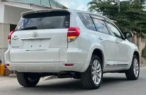 Toyota Vanguard 2011 White