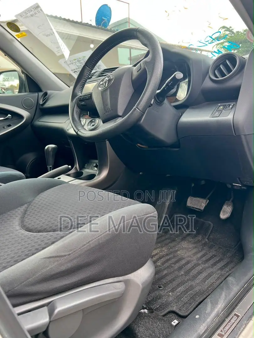 Toyota Vanguard 2011 White