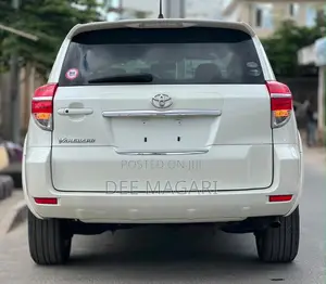 Toyota Vanguard 2011 White