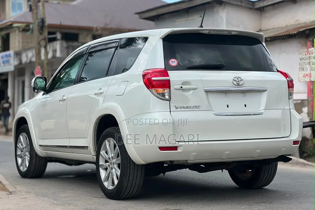 Toyota Vanguard 2011 White