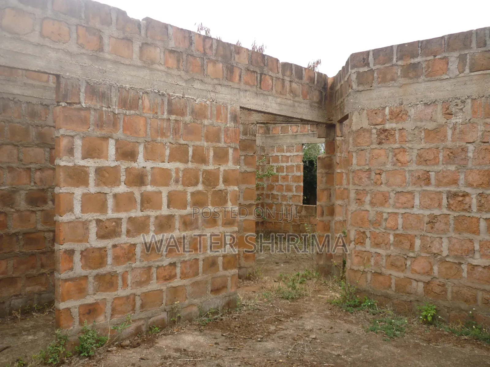 KIWANJA KINAUZWA SQM 900 Chenye Nyumba Ambayo Haijamalizika.