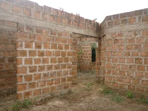 KIWANJA KINAUZWA SQM 900 Chenye Nyumba Ambayo Haijamalizika.