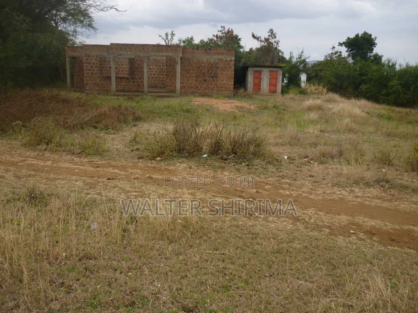 KIWANJA KINAUZWA SQM 900 Chenye Nyumba Ambayo Haijamalizika.