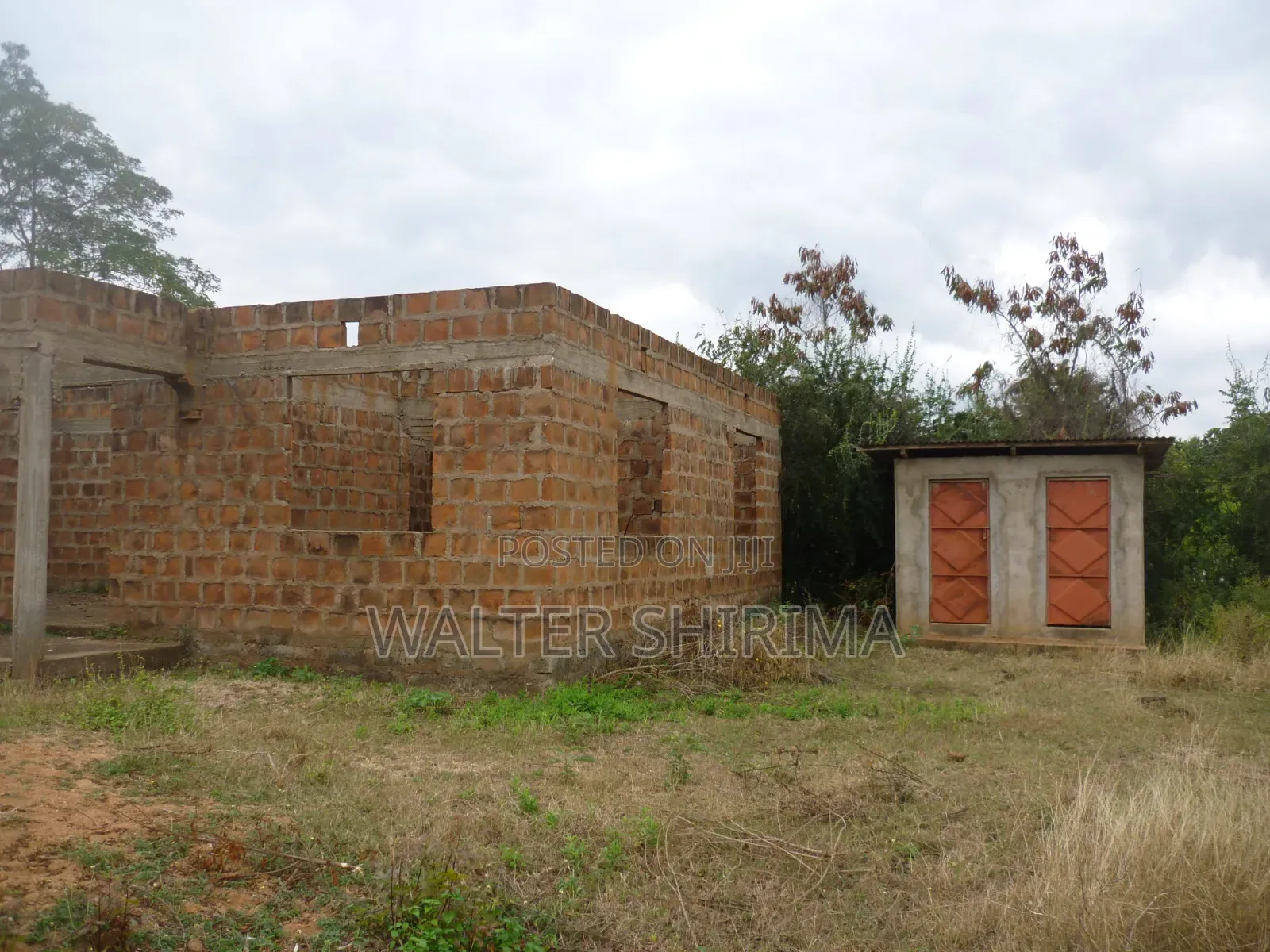 KIWANJA KINAUZWA SQM 900 Chenye Nyumba Ambayo Haijamalizika.