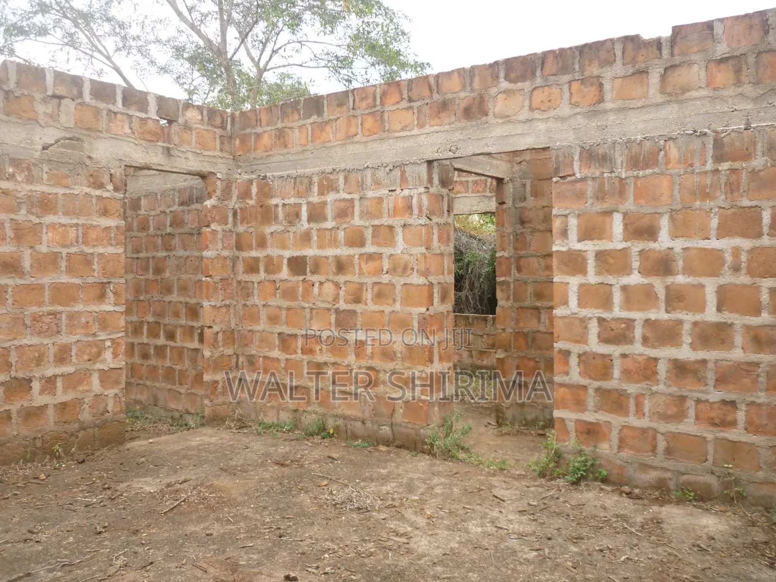 KIWANJA KINAUZWA SQM 900 Chenye Nyumba Ambayo Haijamalizika.