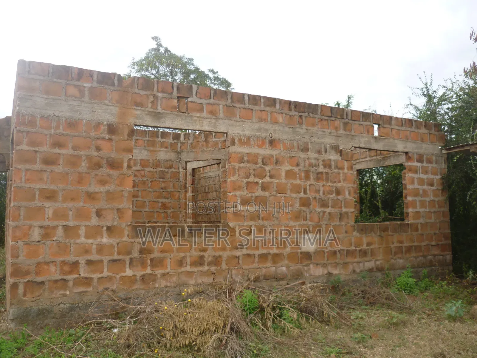 KIWANJA KINAUZWA SQM 900 Chenye Nyumba Ambayo Haijamalizika.