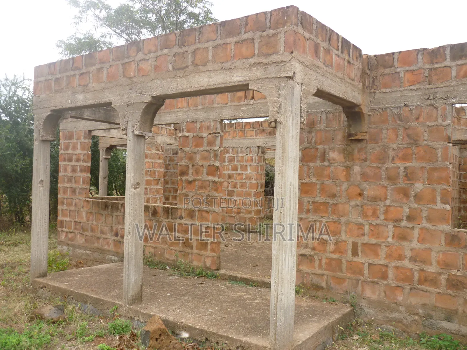 KIWANJA KINAUZWA SQM 900 Chenye Nyumba Ambayo Haijamalizika.
