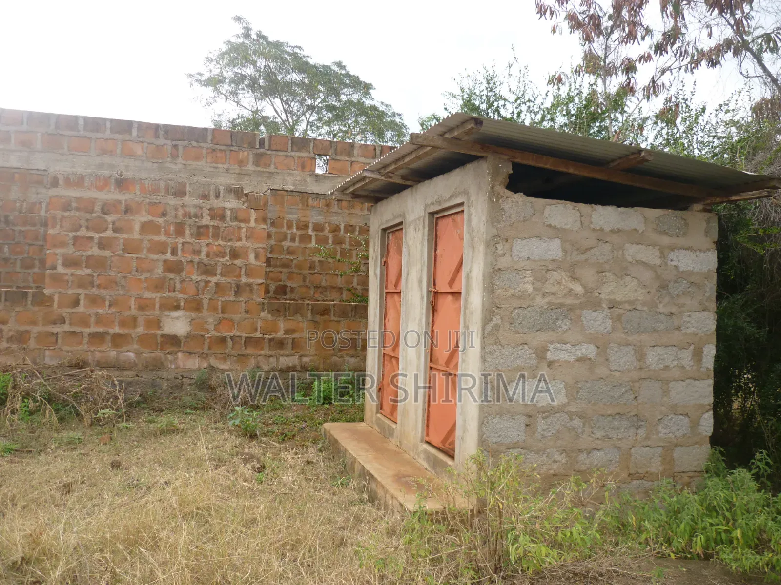 KIWANJA KINAUZWA SQM 900 Chenye Nyumba Ambayo Haijamalizika.