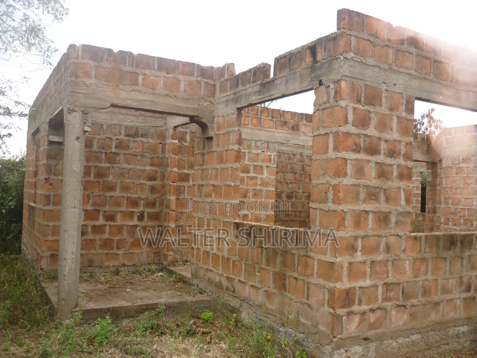 KIWANJA KINAUZWA SQM 900 Chenye Nyumba Ambayo Haijamalizika.