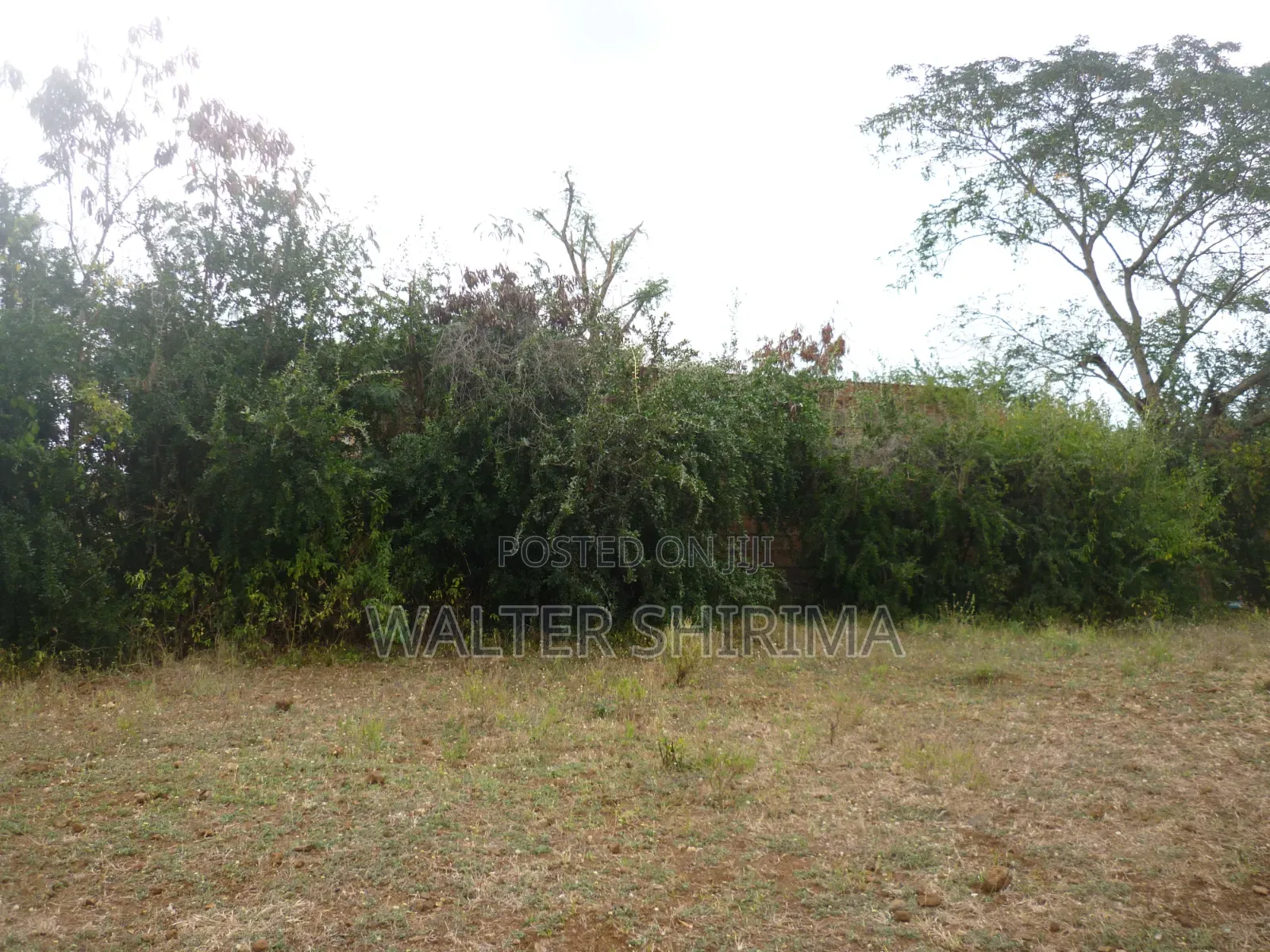 KIWANJA KINAUZWA SQM 900 Chenye Nyumba Ambayo Haijamalizika.