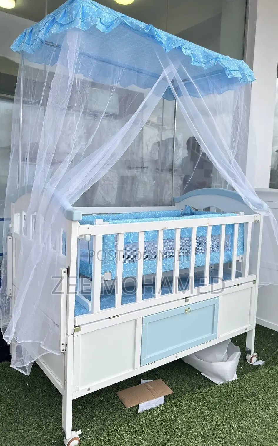 2-in-1 Baby Cot With Swinging Bassinet – Never Used