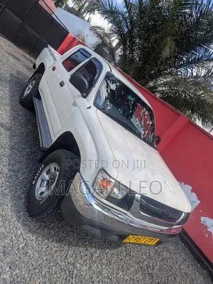 Toyota Hilux 2003 White