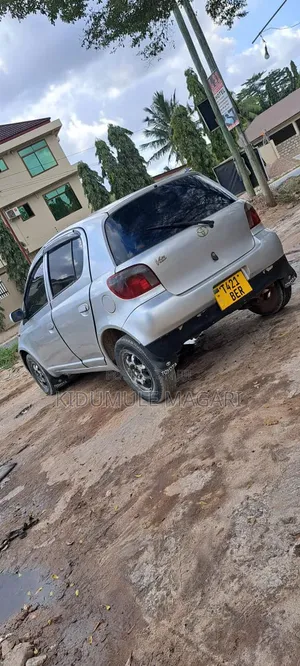 Toyota Vitz 2004 Silver