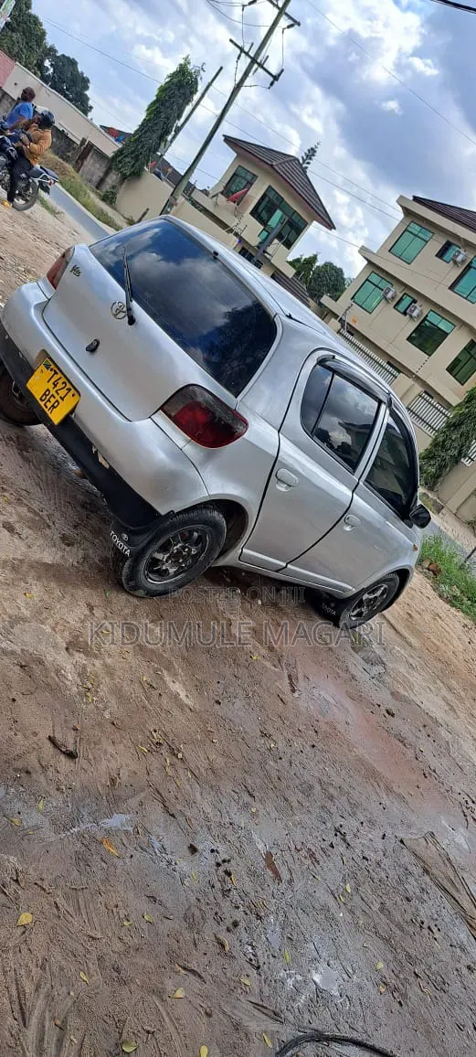 Toyota Vitz 2004 Silver