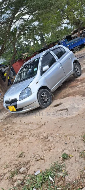 Toyota Vitz 2004 Silver